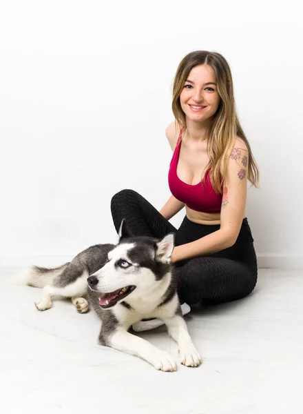 Junge Sportlerin Mit Ihrem Hund Auf Dem Boden Sitzend — Stockfoto