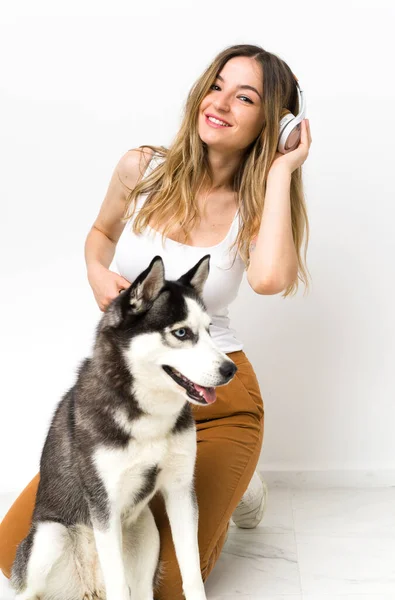 Jovem Mulher Com Seu Cão Husky — Fotografia de Stock