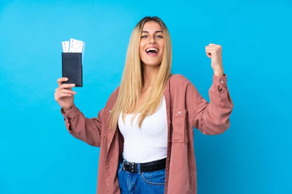 Junge Uruguayische Frau Vor Isoliertem Blauen Hintergrund Glücklich Urlaub Mit — Stockfoto