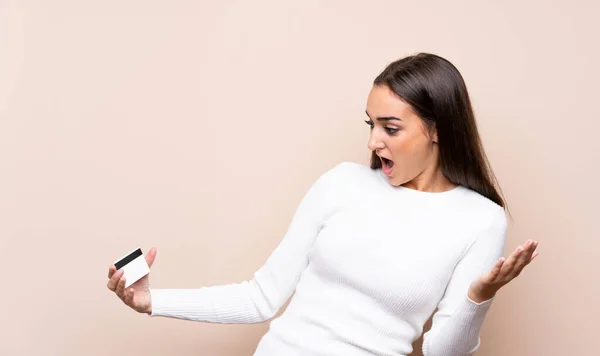 Young Woman Isolated Background Holding Credit Card — Stock Photo, Image