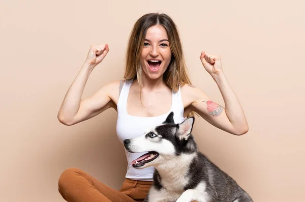 Jovem Mulher Bonita Com Seu Cão Husky Sentado Chão Ambientes — Fotografia de Stock