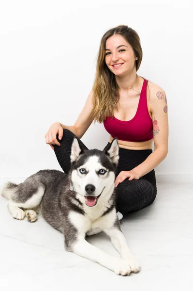 Junge Sportlerin Mit Ihrem Hund Auf Dem Boden Sitzend — Stockfoto