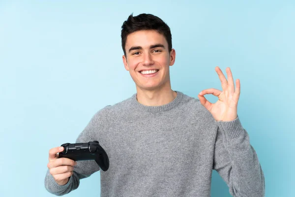 Adolescente Caucásico Hombre Jugando Con Controlador Videojuegos Aislado Sobre Fondo —  Fotos de Stock