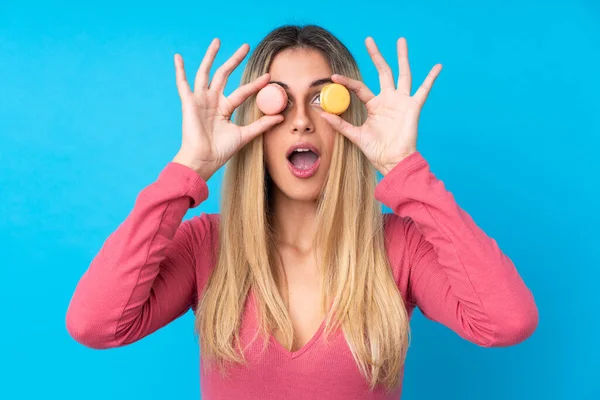 Junge Uruguayische Frau Auf Isoliertem Blauem Hintergrund Mit Bunten Französischen — Stockfoto