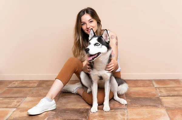 Giovane Bella Donna Con Suo Cane Husky Seduto Nel Pavimento — Foto Stock