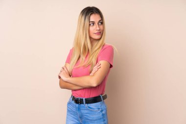 Genç Uruguaylı kadın izole edilmiş arkaplan portresi üzerinde