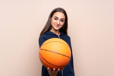 Basketbol topuyla izole edilmiş genç bir kadın.