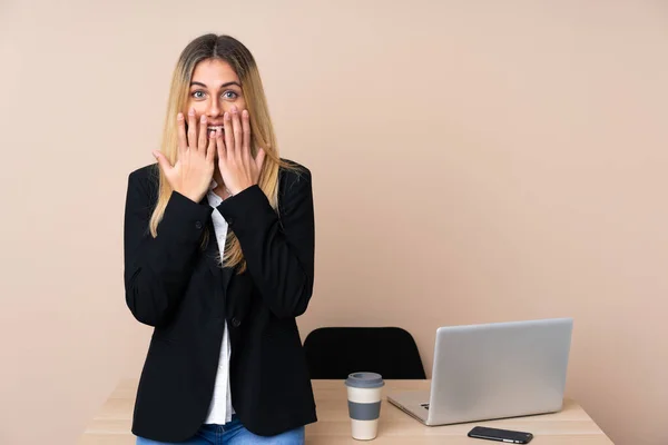 Ung Affärskvinna Ett Kontor Med Överraskande Ansiktsuttryck — Stockfoto