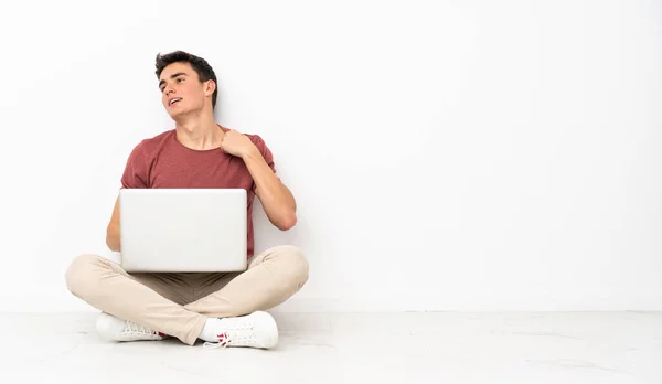 Adolescente Sentado Flor Com Seu Laptop Com Expressão Cansada Doente — Fotografia de Stock