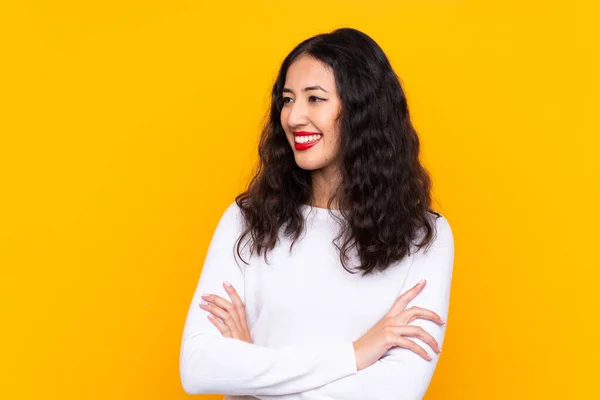 Gemengd Ras Vrouw Geïsoleerde Gele Achtergrond Kijken Naar Zijkant — Stockfoto