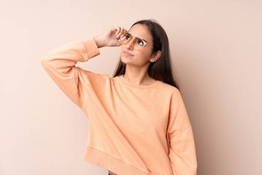 Tecrit edilmiş genç bir kızın şüpheleri ve kafa karıştırıcı bir yüz ifadesi var.