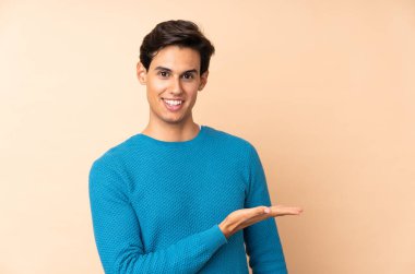 İzole edilmiş arka planda bir adam gülümserken bir fikir sunuyor.