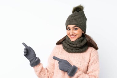 Kışlık şapkalı genç kız izole edilmiş beyaz arka planı var.