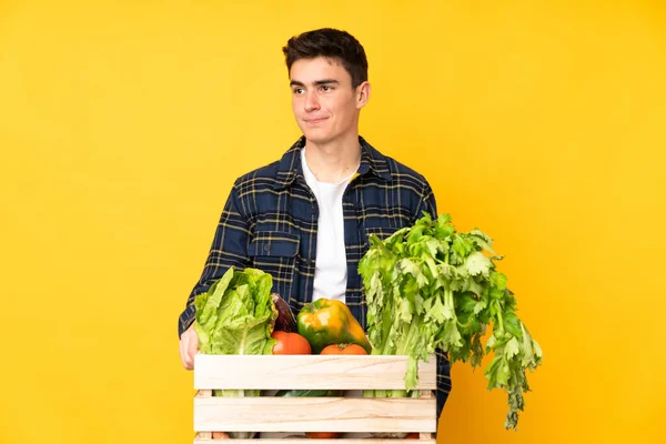 Adolescente Granjero Con Verduras Recién Recogidas Una Caja Pie Mirando — Foto de Stock