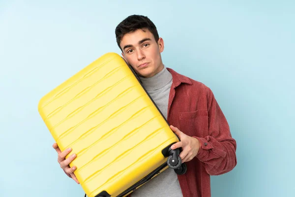 Tonåring Kaukasisk Man Isolerad Lila Bakgrund Semester Med Resväska Och — Stockfoto