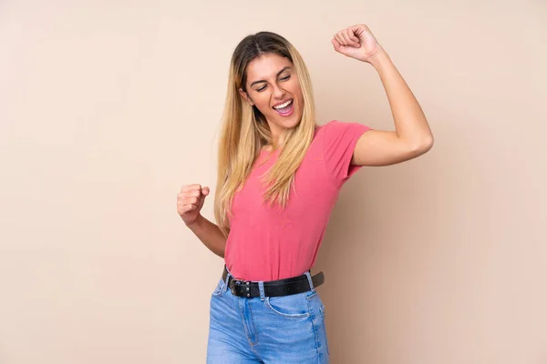 Joven Uruguaya Sobre Fondo Aislado Celebrando Una Victoria — Foto de Stock