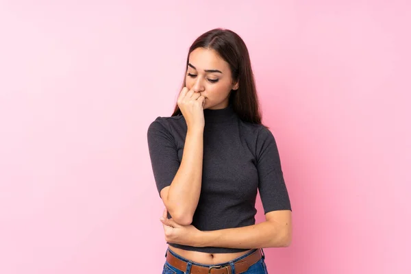 Menina Sobre Isolado Fundo Rosa Com Dúvidas — Fotografia de Stock