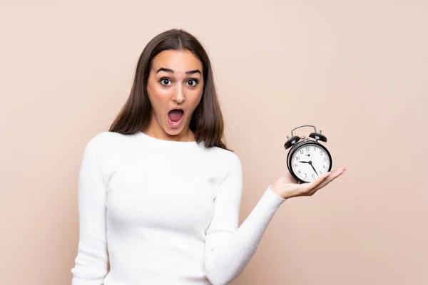 Junge Frau Vor Isoliertem Hintergrund Hält Vintage Wecker — Stockfoto