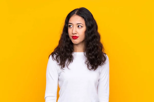 Mujer Raza Mixta Sobre Fondo Amarillo Aislado Pie Mirando Hacia —  Fotos de Stock