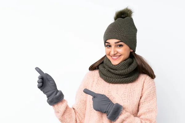 Menina Com Chapéu Inverno Sobre Fundo Branco Isolado Apontando Dedo — Fotografia de Stock