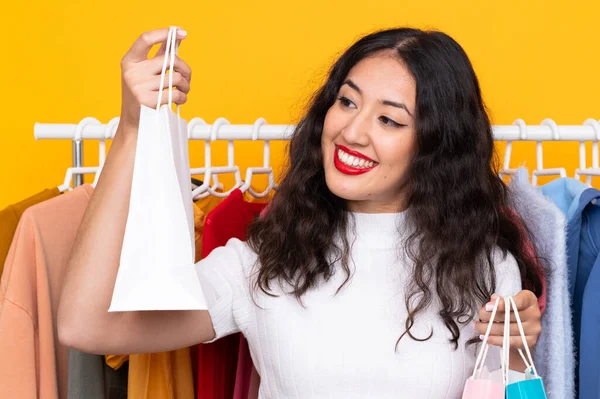 Mujer Raza Mixta Una Tienda Ropa Con Bolsas Compras — Foto de Stock