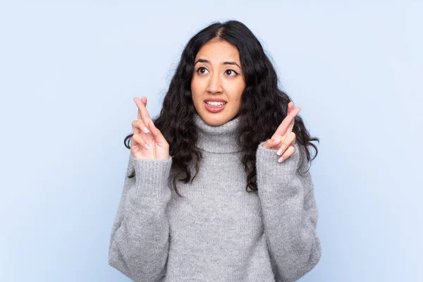 Mujer Española China Sobre Fondo Azul Aislado Con Dedos Cruzando —  Fotos de Stock