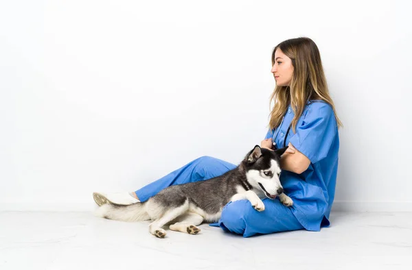 Κτηνίατρος Σιβηρίας Husky Σκυλί Κάθεται Στο Πάτωμα Αναζητούν Πλευρά — Φωτογραφία Αρχείου