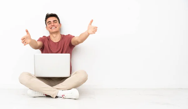 Έφηβος Κάθεται Στο Πάτωμα Laptop Του Παρουσιάζοντας Και Προσκαλώντας Έρθει — Φωτογραφία Αρχείου