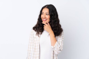 Karma ırk kadını, izole edilmiş beyaz arka planda yan tarafa bakıyor.