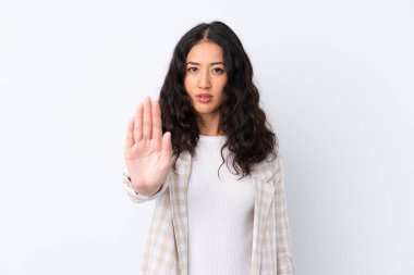 Karma ırk kadını, izole edilmiş beyaz arka planda durma hareketi yapıyor.