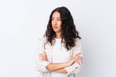 İzole edilmiş beyaz arkaplan portresi üzerinde melez bir kadın.