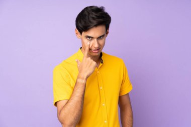 İzole edilmiş mor arka plan bir şey gösteriyor.