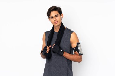 Spor havlusuyla izole edilmiş beyaz arka planda spor adamı