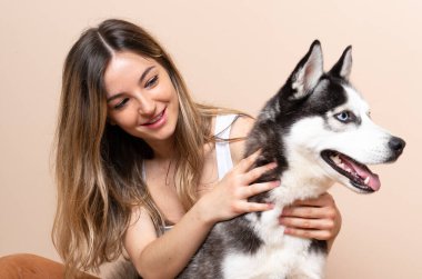 Genç ve güzel bir kadın. İri köpeğiyle içeride yerde oturuyor.