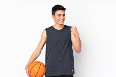 Basketbol oynayan yakışıklı genç basketbolcu.