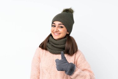 Kışlık şapkalı genç bir kız izole edilmiş beyaz bir geçmişi var.