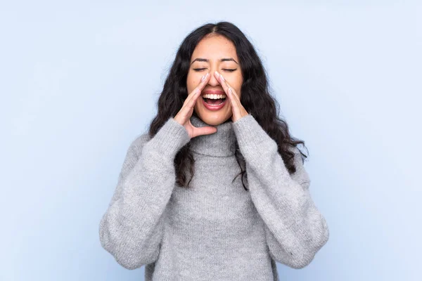 Espanhol Chinês Mulher Sobre Isolado Azul Fundo Gritando Anunciando Algo — Fotografia de Stock