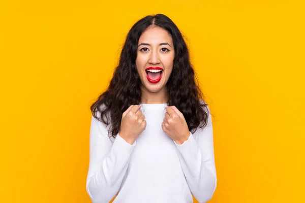 Gemengd Ras Vrouw Geïsoleerde Gele Achtergrond Vieren Van Een Overwinning — Stockfoto