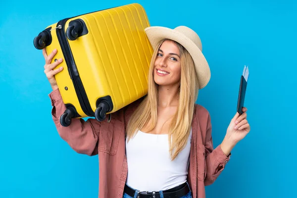 Jonge Uruguayaanse Vrouw Geïsoleerde Blauwe Achtergrond Vakantie Met Koffer Paspoort — Stockfoto