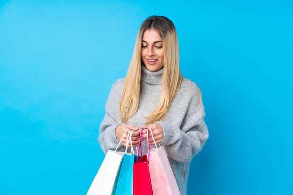 Jeune Femme Uruguayenne Sur Fond Bleu Isolé Tenant Des Sacs — Photo