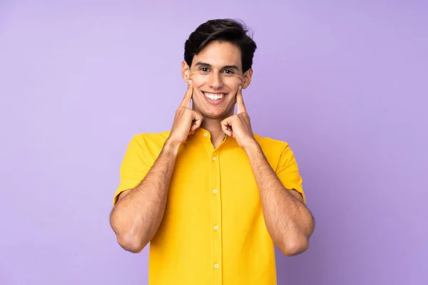 Homme Sur Fond Violet Isolé Souriant Avec Une Expression Heureuse — Photo