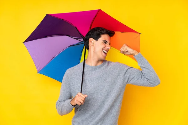 Uomo Con Ombrello Uno Sfondo Giallo Isolato Che Celebra Una — Foto Stock