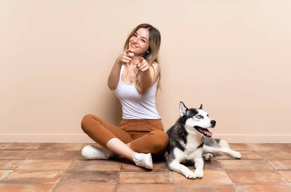 Jovem Mulher Bonita Com Seu Cão Husky Sentado Chão Interiores — Fotografia de Stock