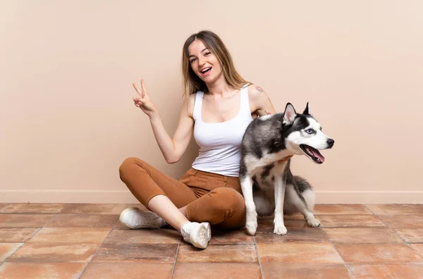 Giovane Bella Donna Con Suo Cane Husky Seduto Nel Pavimento — Foto Stock