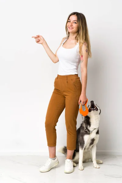 Lång Ung Vacker Kvinna Med Hunden Pekande Finger Sidan — Stockfoto
