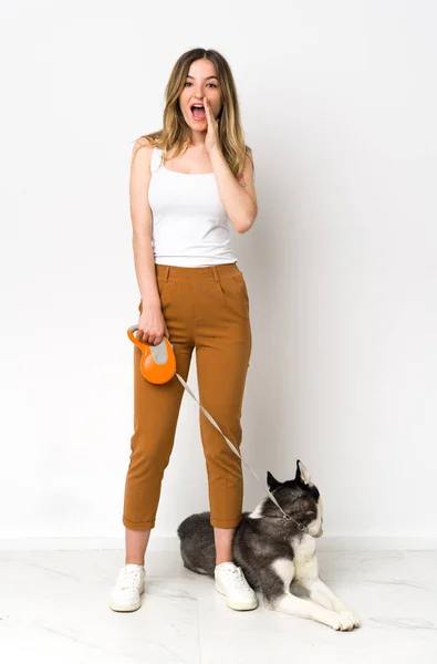 Lång Ung Vacker Kvinna Med Sin Hund Med Överraskning Och — Stockfoto