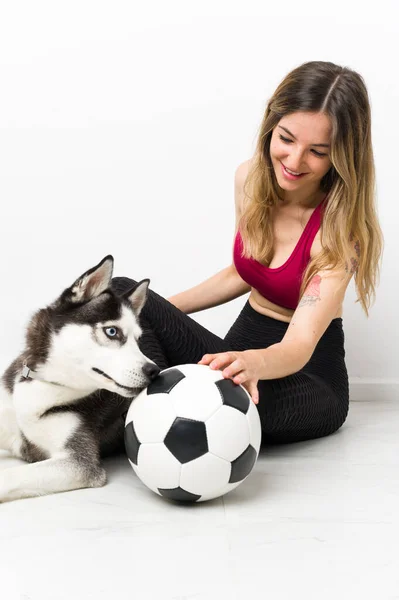 Jovem Menina Esporte Com Seu Cão Sentado Chão — Fotografia de Stock