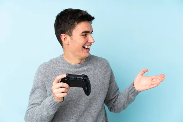 Adolescente Caucasiano Homem Jogando Com Controlador Videogame Isolado Fundo Azul — Fotografia de Stock