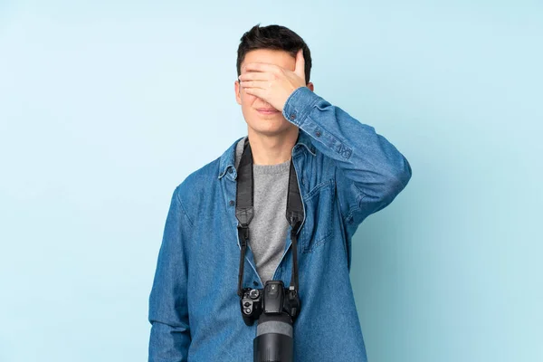 Adolescente Fotógrafo Homem Isolado Fundo Azul Cobrindo Olhos Por Mãos — Fotografia de Stock