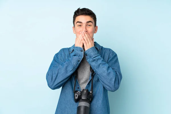 Adolescente Fotografo Uomo Isolato Sfondo Blu Con Espressione Facciale Sorpresa — Foto Stock